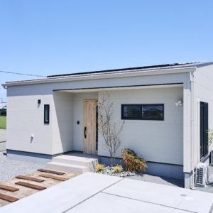 白い外壁で温かみのある家の外観